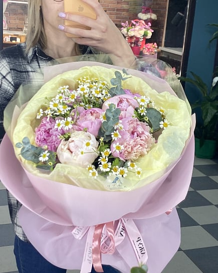 Пионовое облако с ромашками с доставкой по Астане