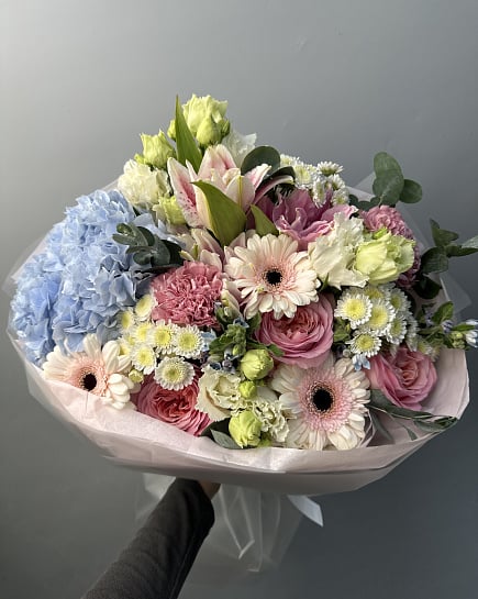 Пастельная гармония с гортензией и пионовидными розами с доставкой по Астане