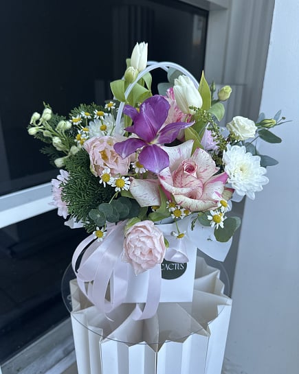 Весенний букет с пионовидной розой и ирисом с доставкой по Астане