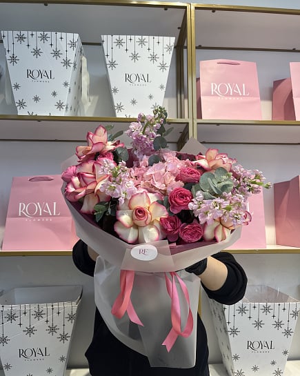 Нежный букет с пионовидными розами и гортензией с доставкой по Астане