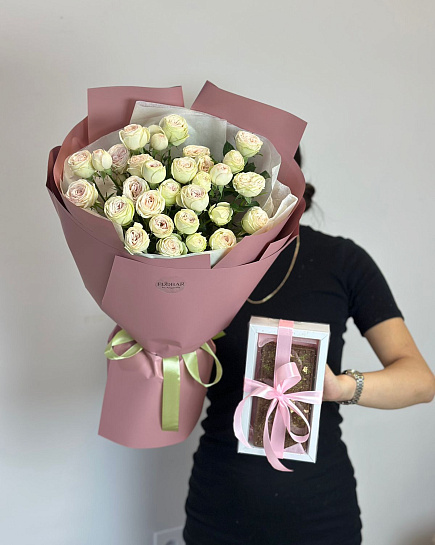 Bouquet of spray roses + Dubai chocolate with delivery to Astana