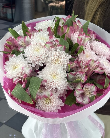 Зефирное облако из хризантем и альстромерий с доставкой по Астане