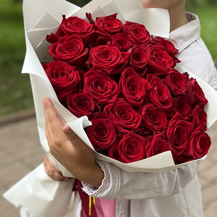 25 red roses