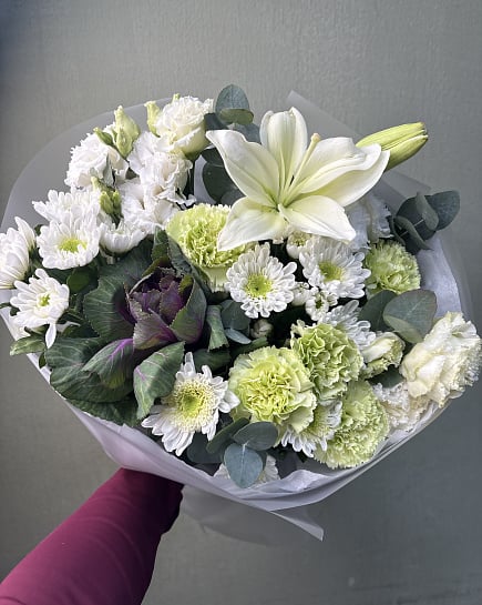 Белый круглый букет с лилиями и хризантемами with delivery to Astana