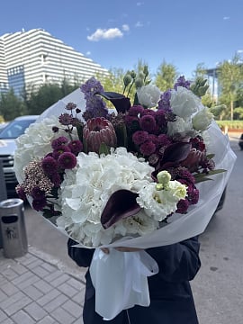 Большой круглый букет с протеей и гортензией