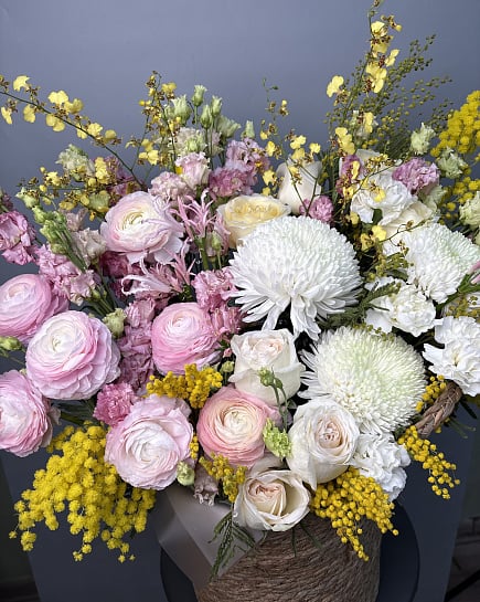 Весенний букет с ранункулюсом и мимозой с доставкой по Астане