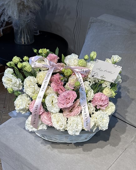 Элегантная корзина с эустомой с доставкой по Астане