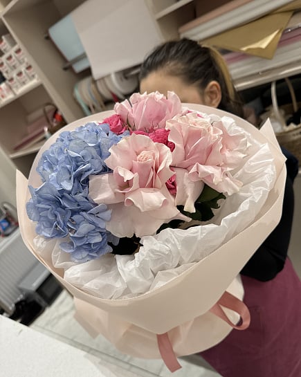 Гармония гортензии и роз с доставкой по Астане