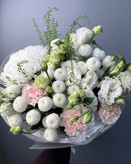 Белоснежное облако с акцентами гвоздик с доставкой по Астане