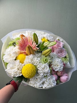 Солнечный микс с герберами и хризантемами