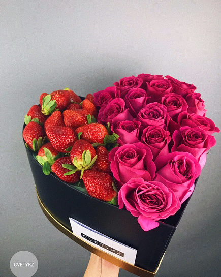 Подарочный набор "Сладкий микс" из роз и клубники с доставкой по Шымкенте