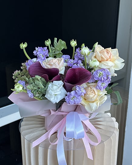 Круглый букет из красных калл и фиолетовых роз with delivery to Astana