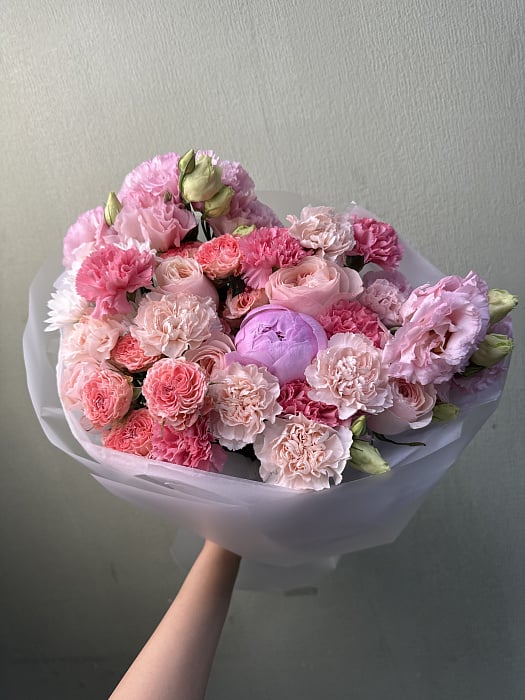 Розовый зефир: пионовидные розы и эустома