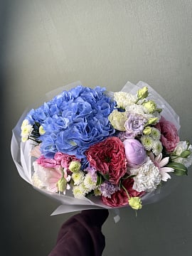 Яркий микс с гортензией и ранункулюсами