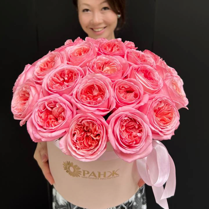 Bouquet of 25 peony roses in a box