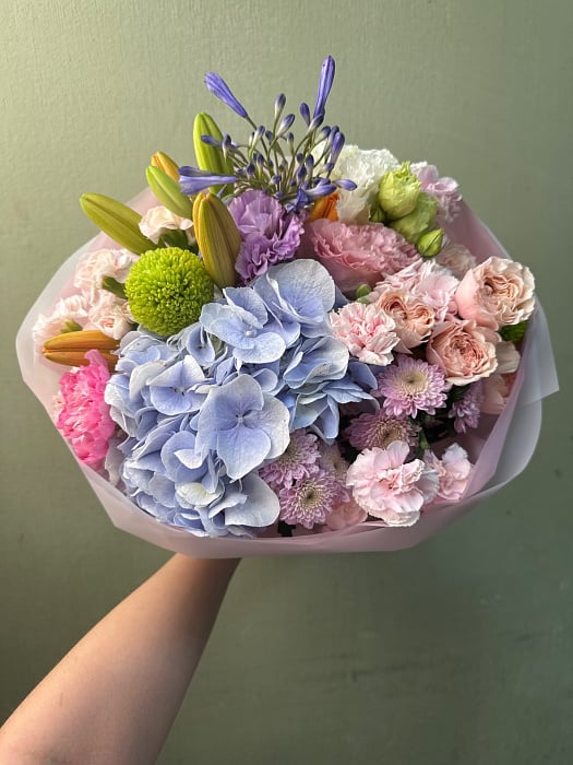 Пастельная гармония с гортензией и кустовыми розами