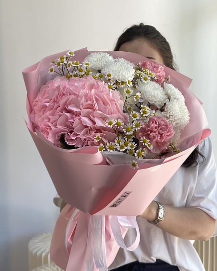 Розовое облако с гортензией и ромашками с доставкой по Астане