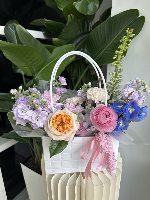 Пастельная палитра с ранункулюсом и дельфиниумом