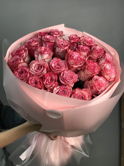 25 roses 50-60 cm (shade to the taste of the florist)