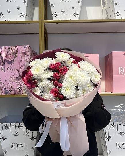 Букет из белых хризантем и розовых кустовых роз с доставкой по Астане