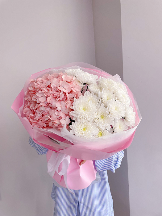 Bouquet of hydrangea and chrysanthemums