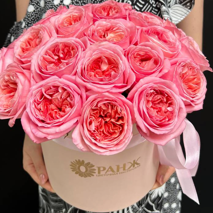 Bouquet of 25 peony roses in a box