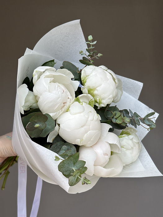 Mini bouquet of 5 white peonies and eucalyptus Mini bouquet of 5 white peonies and eucalyptus