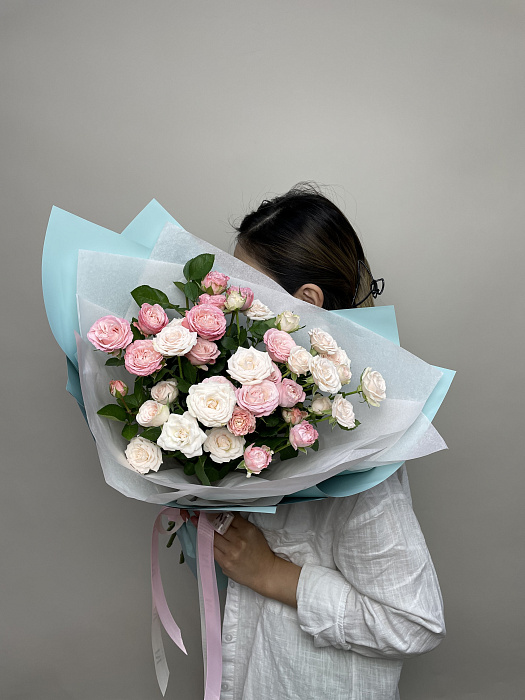 Mono-bouquet of spray roses mix