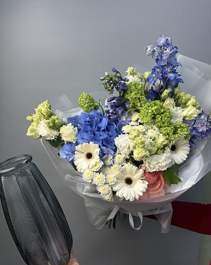 Сине-белая гармония с гортензией с доставкой по Астане