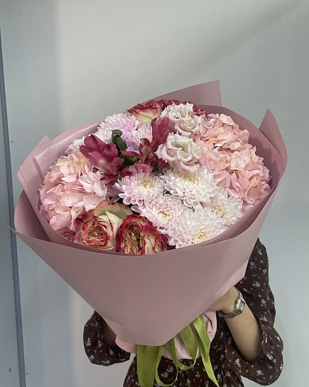 Розовый зефир: пышный микс из гортензий и роз с доставкой по Астане