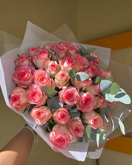 Розово-белый букет из роз среднего размера with delivery to Астане