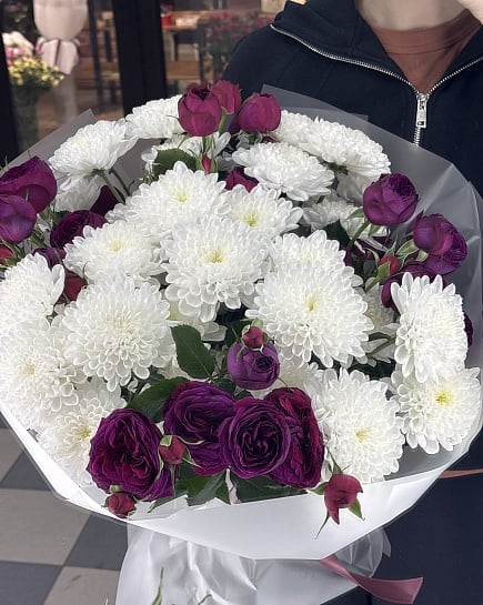 Контрастный дуэт хризантем и кустовых роз с доставкой по Астане