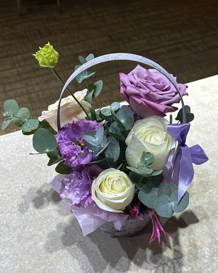 Белый букет с фиолетовыми розами with delivery to Astana