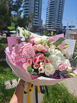 Большой круглый букет с гортензией