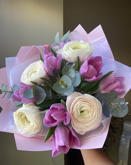 Весенний букет из розовых тюльпанов и ранункулюсов с доставкой по Астане