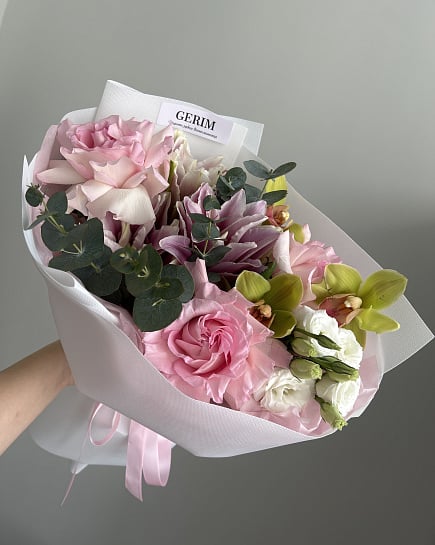 Романтичный микс с пионовидными розами и орхидеями с доставкой по Астане