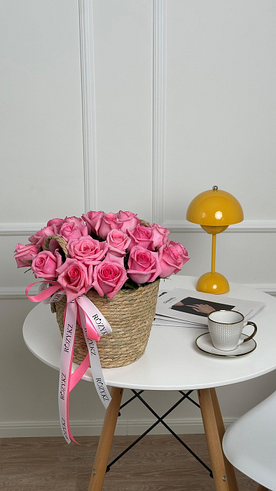 Rattan basket of 25 roses in size M