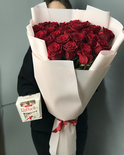 25 красных роз с Рафаэло с доставкой по Астане