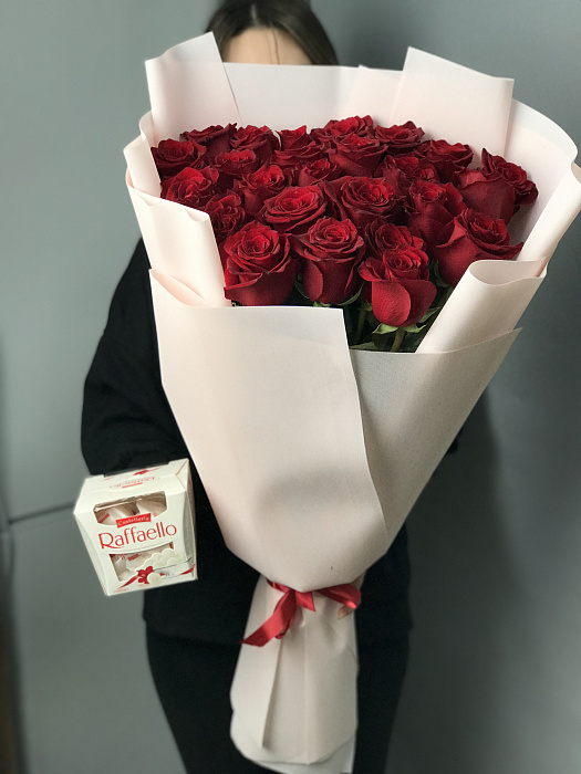 25 red roses with Raffaello