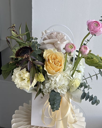 Солнечный микс с розами и ранункулюсами с доставкой по Астане