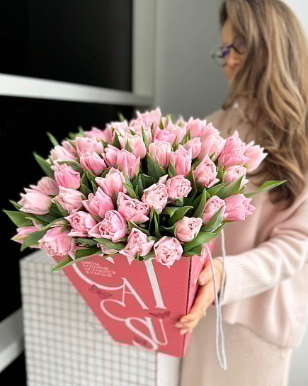 Тюльпаны с брендированной переноске 51шт с доставкой по Астане