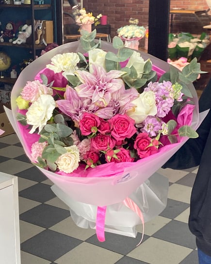 Розовый шарм с георгинами и кустовыми розами с доставкой по Астане