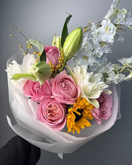 Солнечный подсолнух в окружении розовых роз и дельфиниума с доставкой по Астане