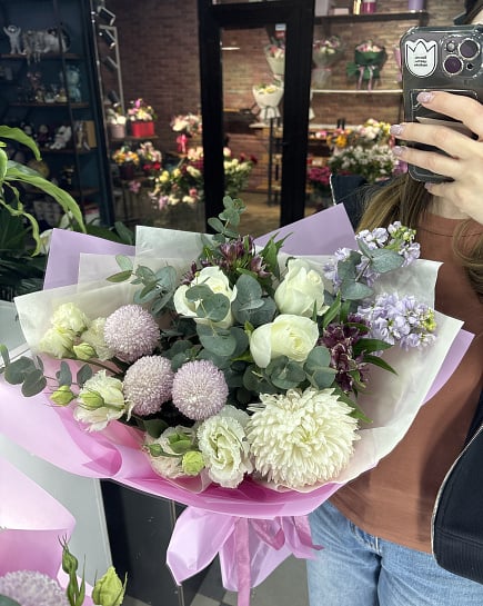 Бело-сиреневый микс с хризантемами и розами с доставкой по Астане