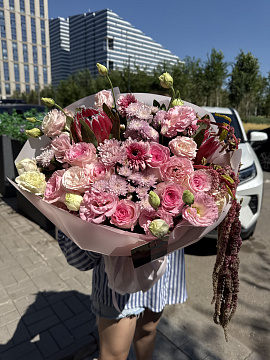 Большой круглый букет с протеей, розами и эустомой