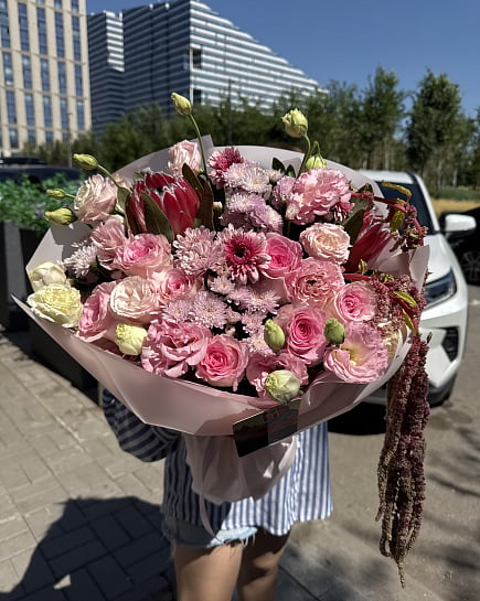 Большой круглый букет с протеей, розами и эустомой с доставкой по Астане