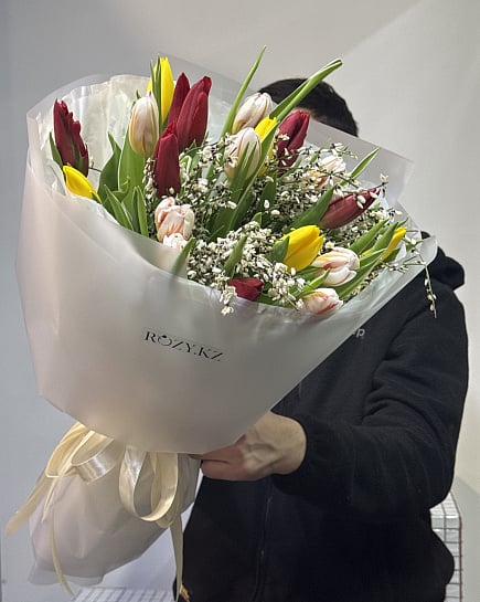 Яркий букет тюльпанов с гипсофилой с доставкой по Астане