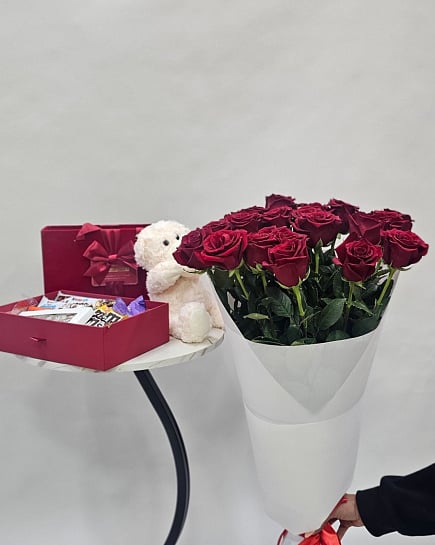 Букет из 19 красных голландских роз с доставкой по Астане