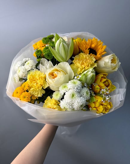 Солнечный букет с подсолнухами и розами с доставкой по Астане