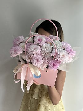 Букет из розовых и белых цветов